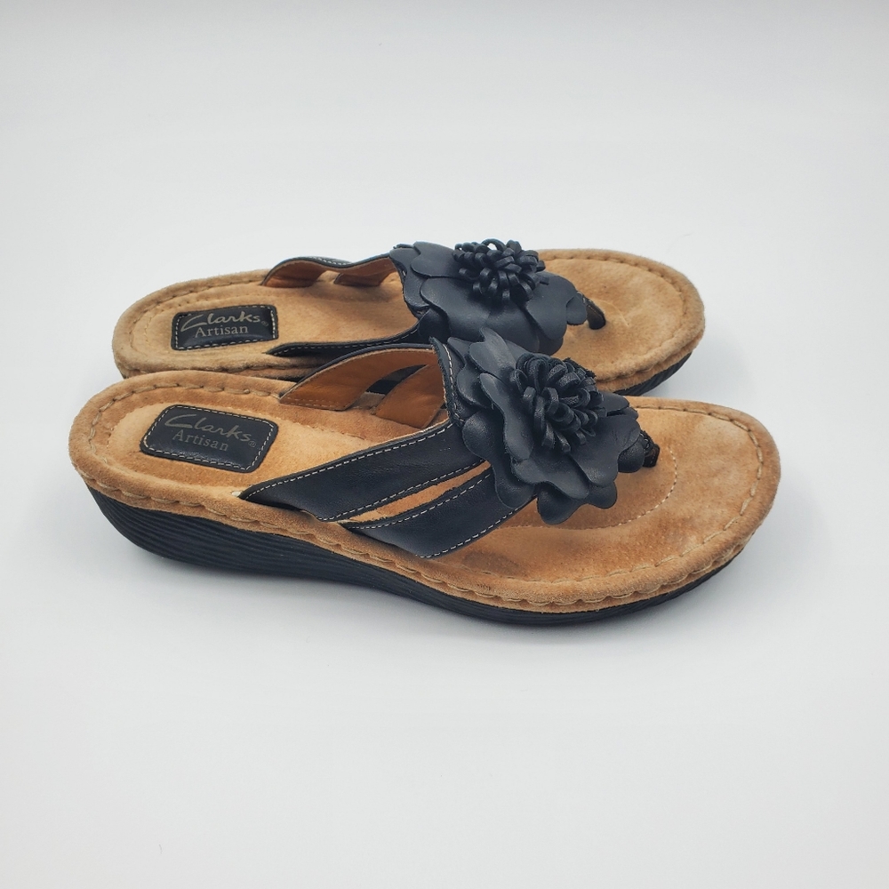Like new Clark's Artisan Sandals mismatched size